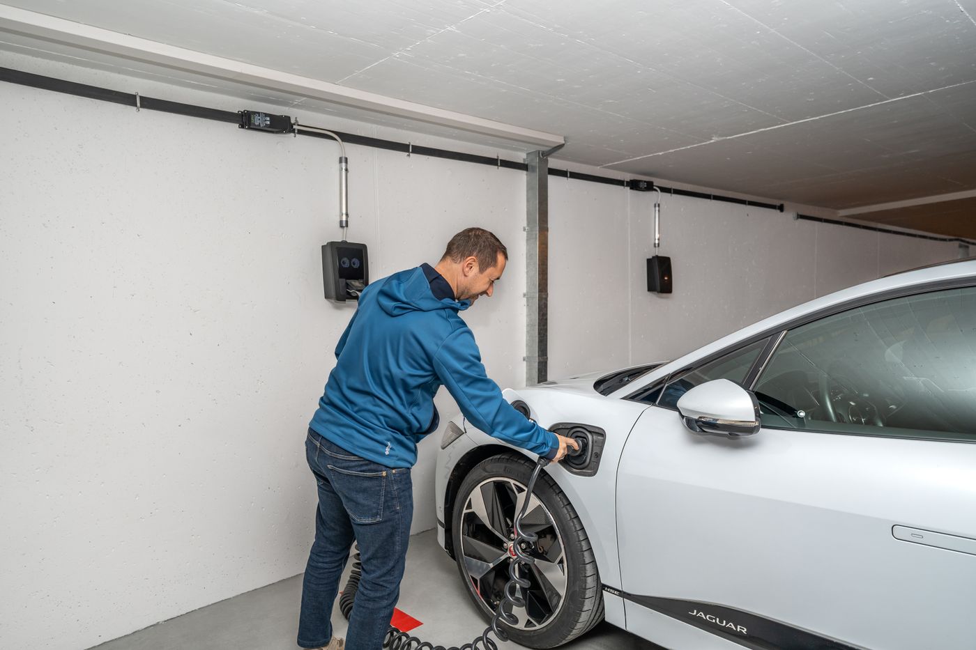 Recharge d'une voiture électrique sur une borne en garage : choisir la bonne puissance