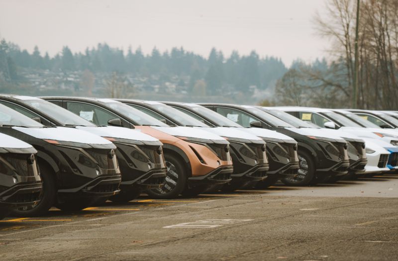 Voitures électriques alignées sur un parking, à l'image d'une flotte de véhicules de société