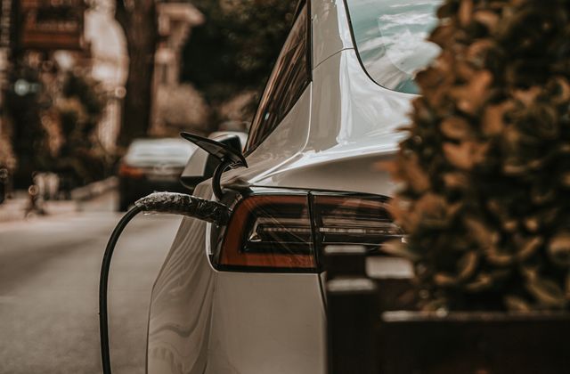 Voiture électrique en recharge dans une rue, borne de recharge à Nantes