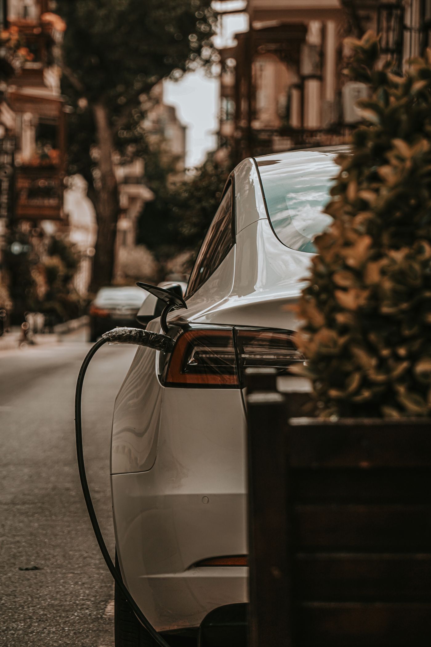 Voiture électrique en recharge dans une rue, borne de recharge à Nantes