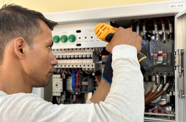 Électricien intervenant sur un tableau électrique, installateur de borne à Poitiers