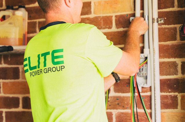 Installateur IRVE certifié raccordant une borne de recharge