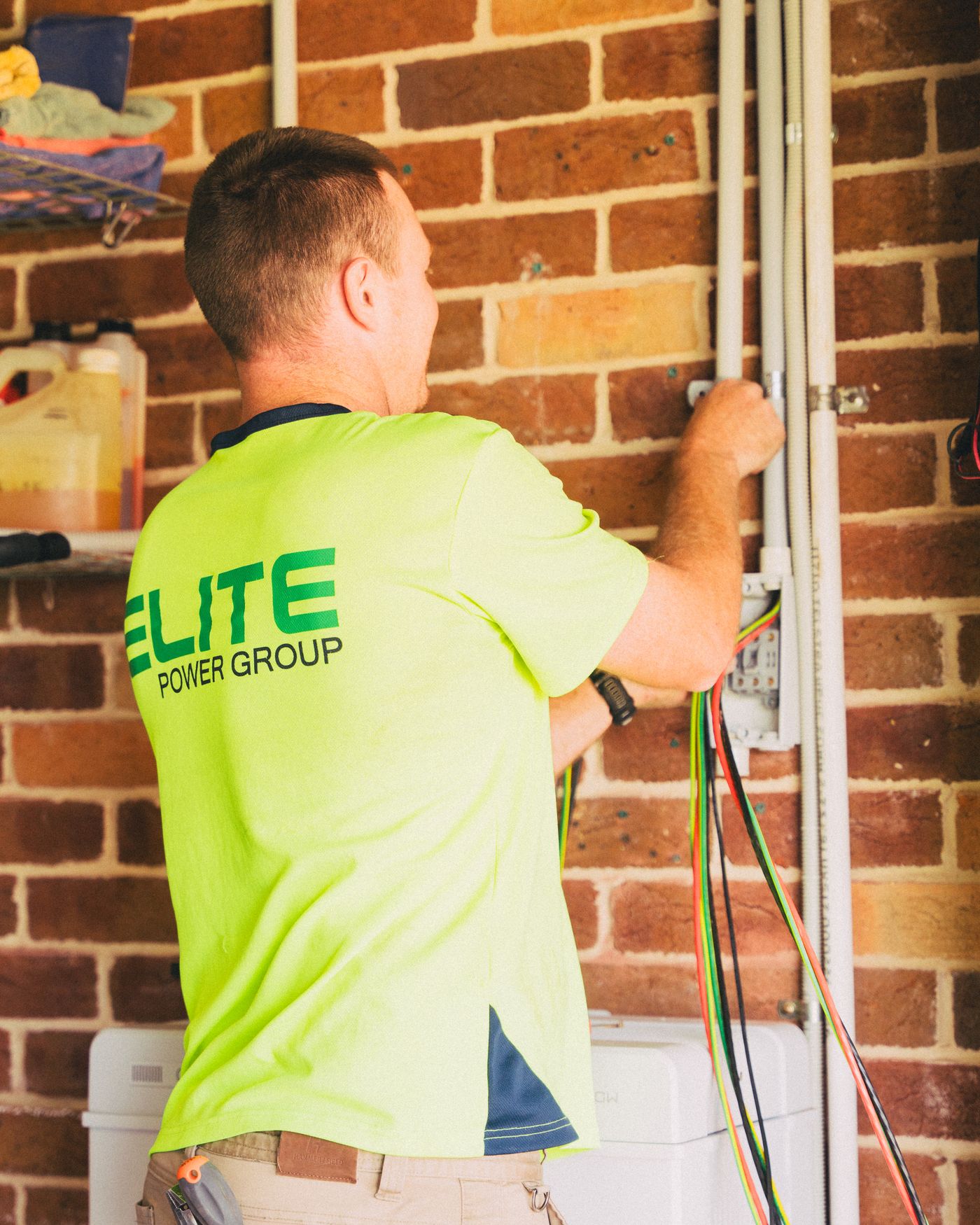 Installateur IRVE certifié raccordant une borne de recharge