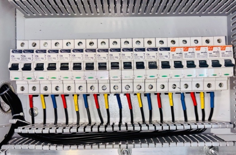Tableau électrique et disjoncteurs protégeant une installation de recharge