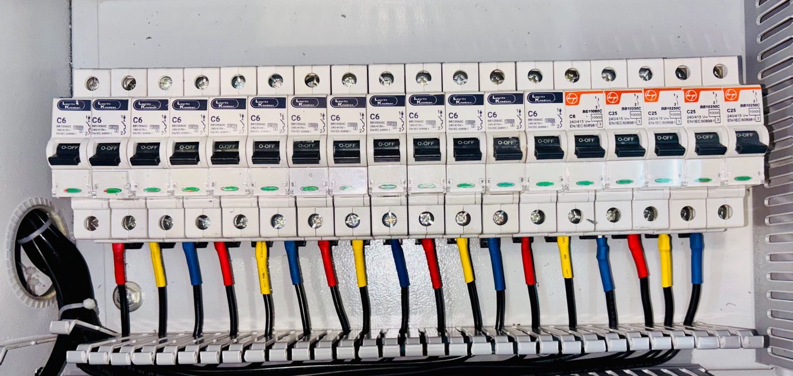 Tableau électrique et disjoncteurs protégeant une installation de recharge