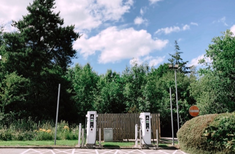 Bornes de recharge pour voitures électriques sur un parking, le métier d'installateur agréé ADVENIR