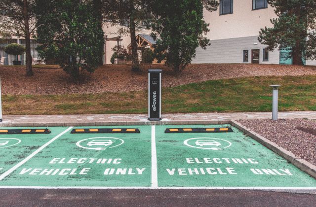 Places réservées et borne de recharge dans le parking d'une copropriété