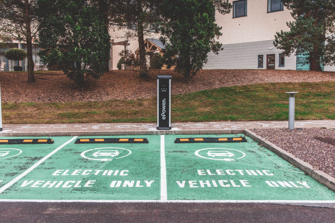Places réservées et borne de recharge dans le parking d'une copropriété