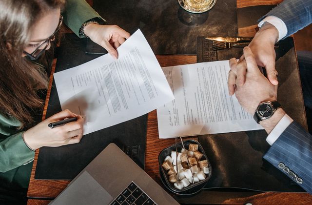 Signature d'un dossier d'aide pour l'installation d'une borne de recharge (prime ADVENIR)