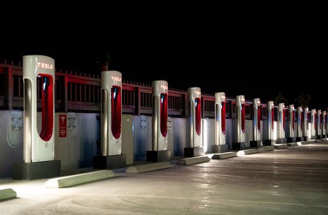 Bornes de recharge illuminées la nuit, recharger en heures creuses