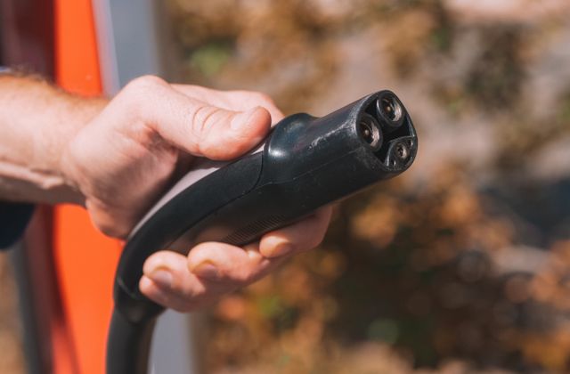 Main tenant un câble de recharge : prise renforcée ou borne ?