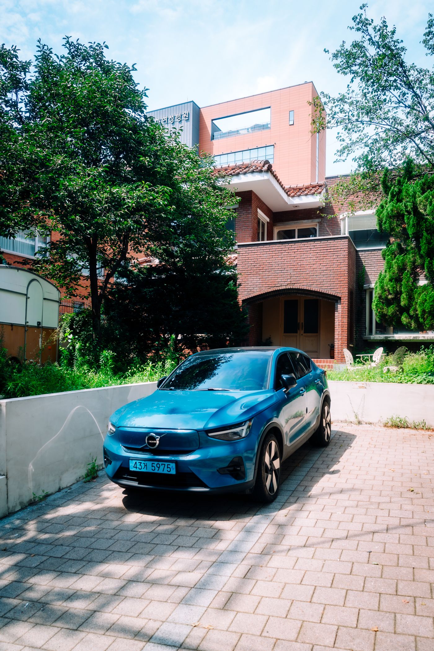 Voiture électrique devant une maison, recharge bidirectionnelle V2G