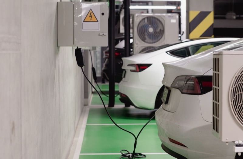 Voitures électriques en recharge dans le parking souterrain d'une copropriété
